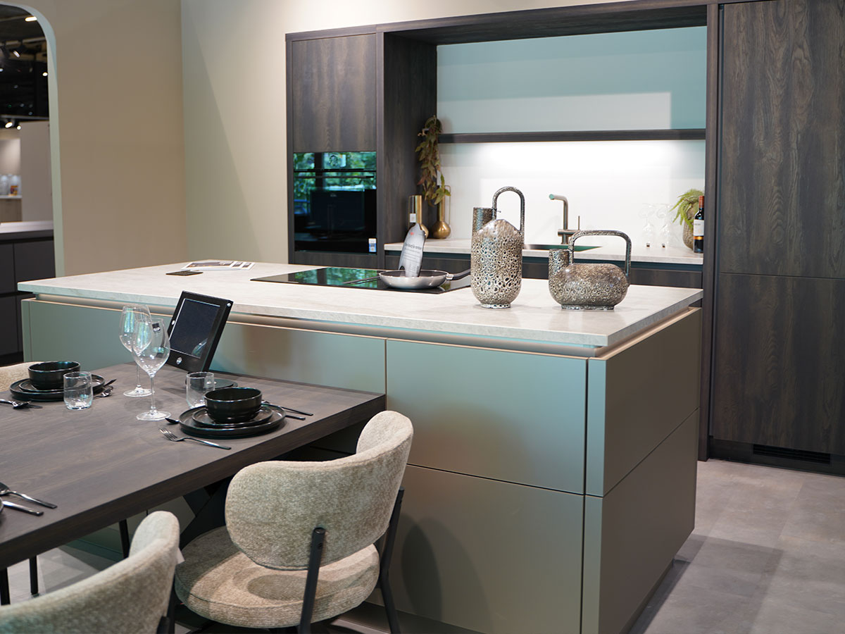 Groene keuken met houtlook kasten en eethoek