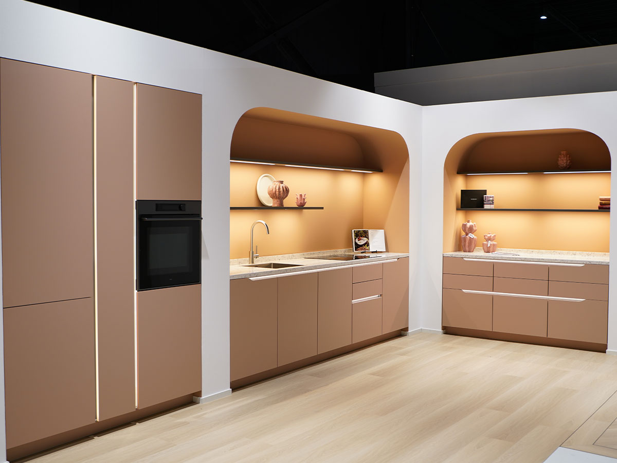 Warme designkeuken met afgeronde nissen