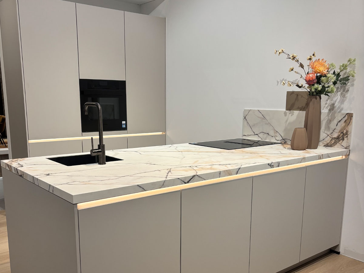 Lichte keuken met marmerlook werkblad en kookeiland