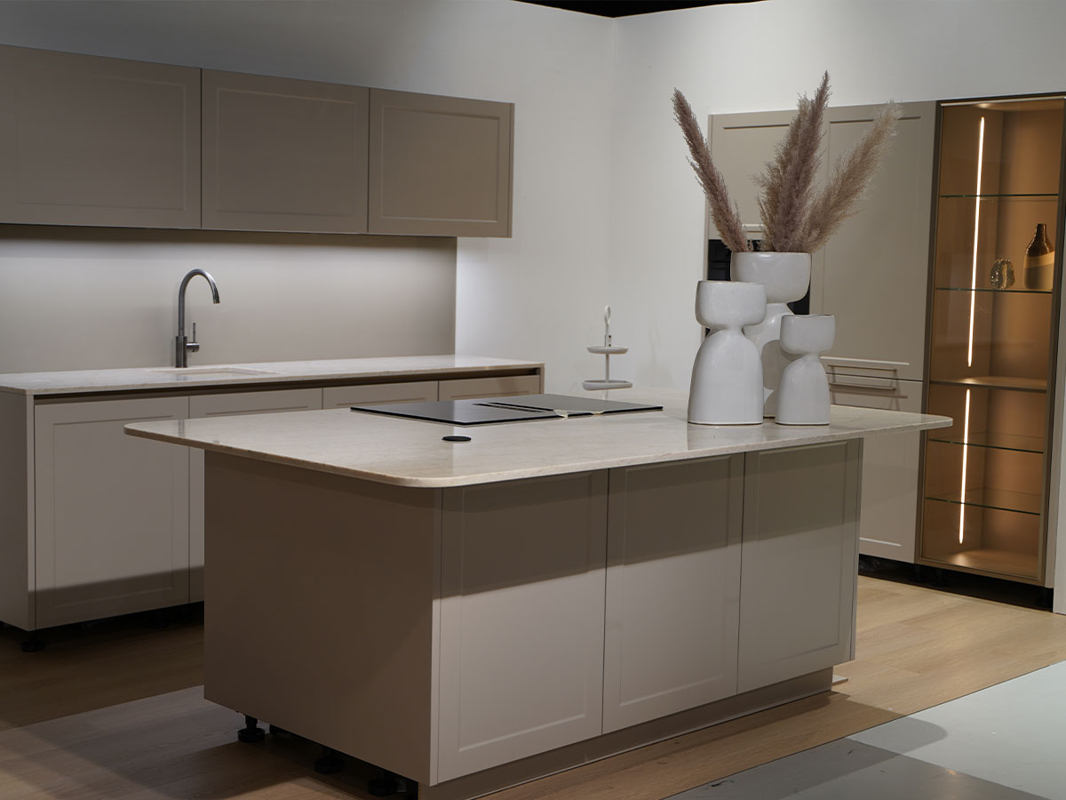 Landelijke beige keuken met centraal kookeiland