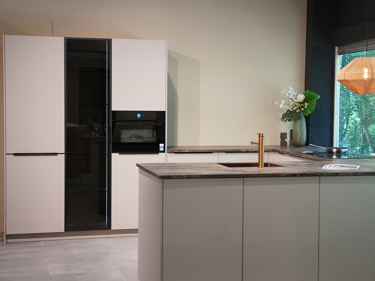 Lichte moderne keuken met kookeiland en vitrinekast