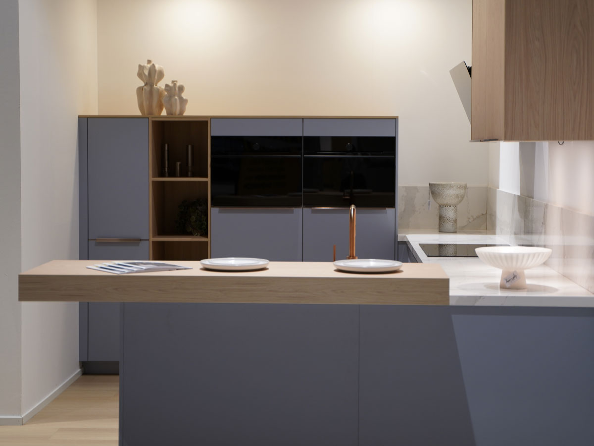 Minimalistische grijze keuken met kookeiland