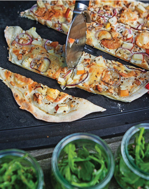 flammenkuchen-met-munsterkaas-en-rucola-salade